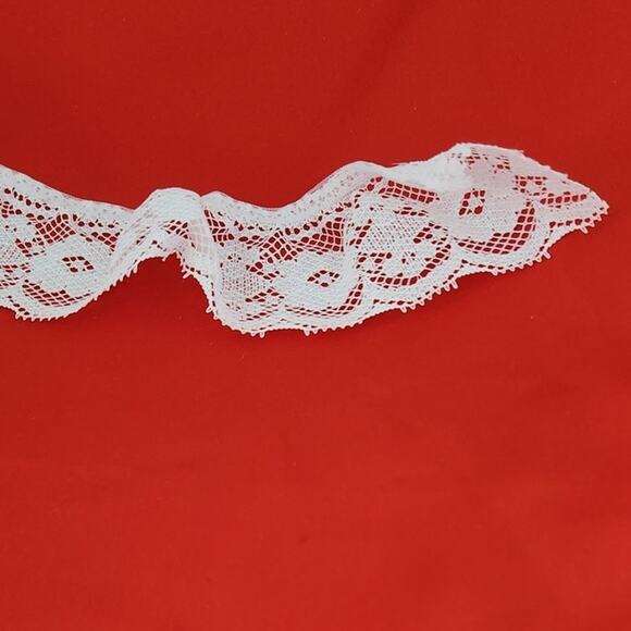 15' Gathered white‎ ribbon - Picture 1 of 3